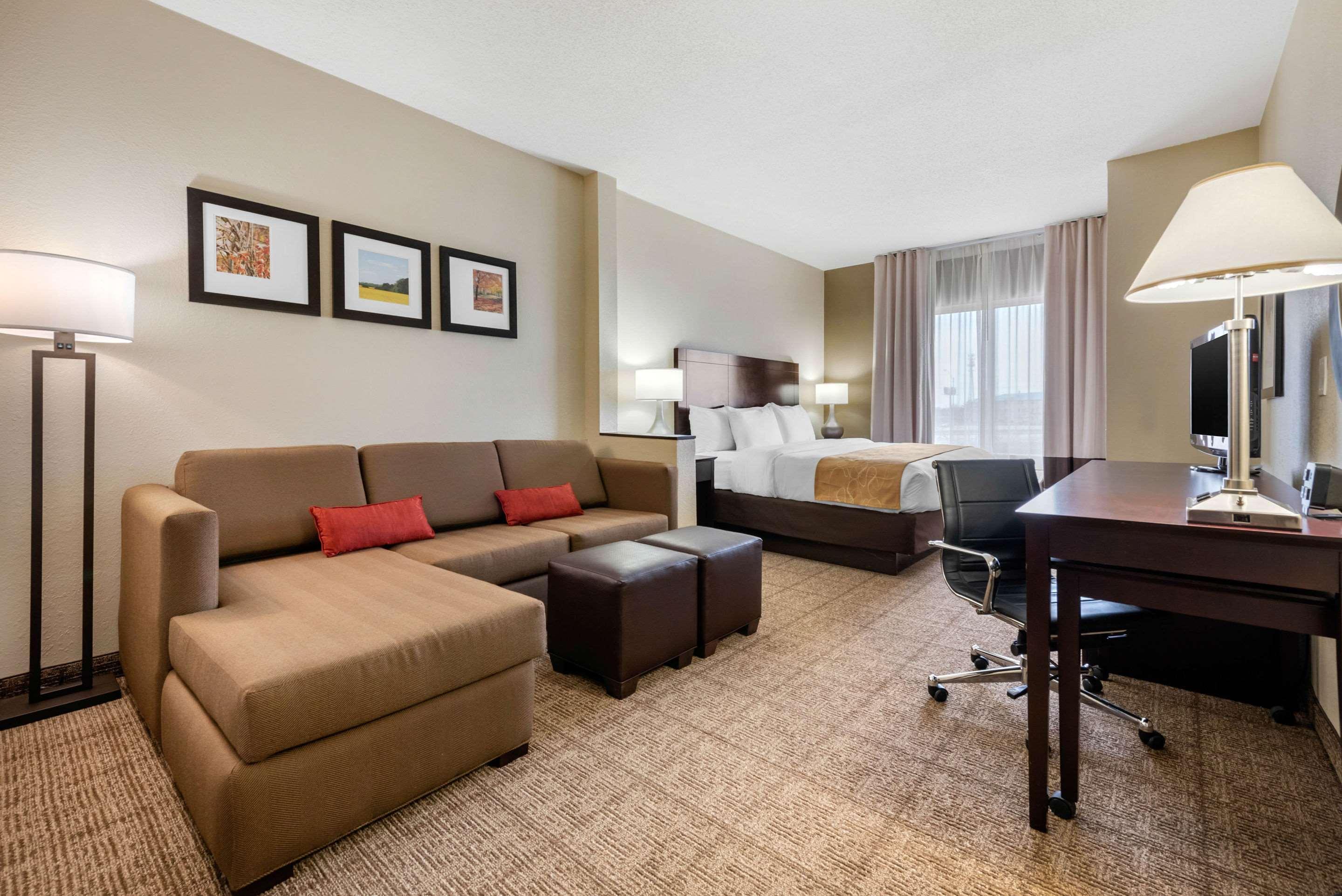 Comfort Suites Lafayette University Area Екстериор снимка