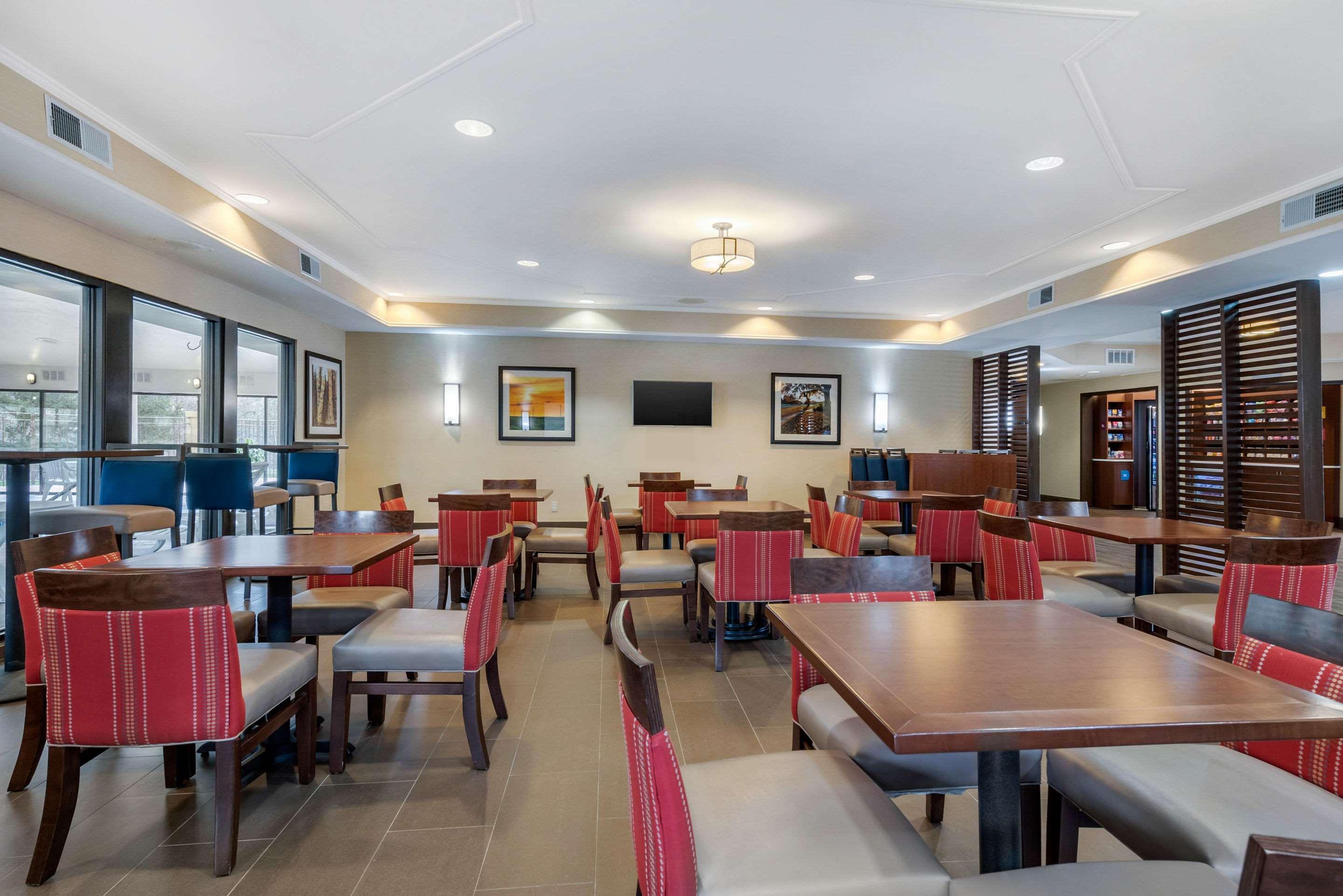 Comfort Suites Lafayette University Area Екстериор снимка