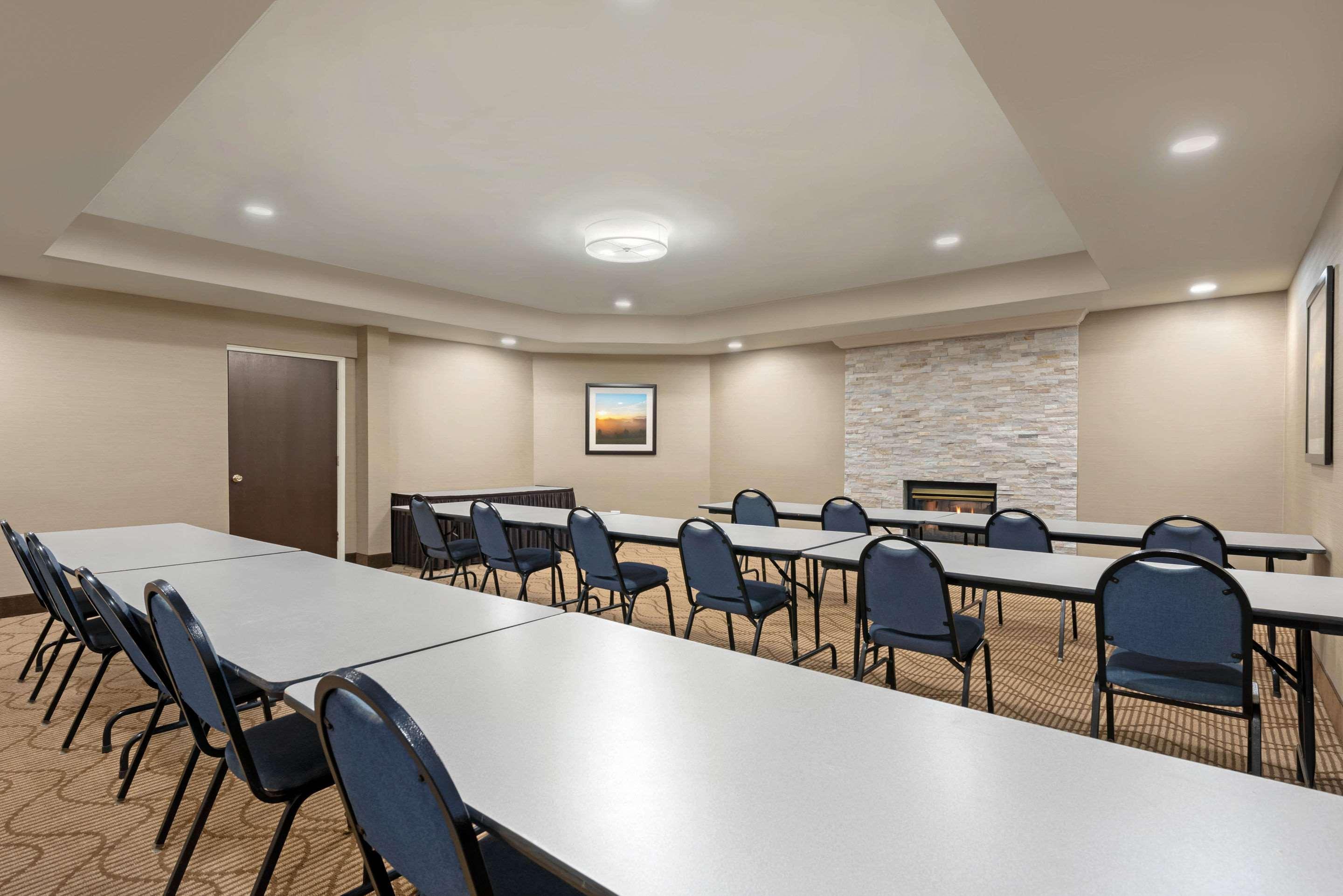 Comfort Suites Lafayette University Area Екстериор снимка