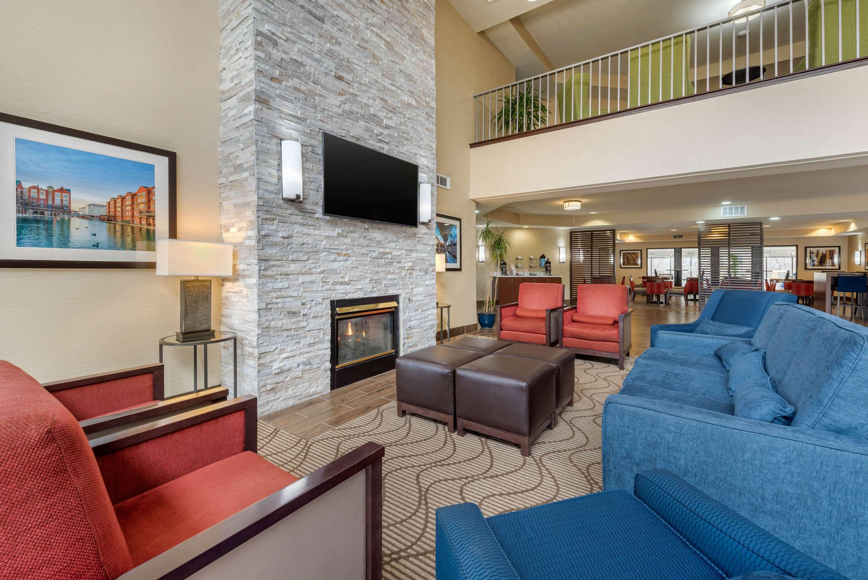 Comfort Suites Lafayette University Area Екстериор снимка