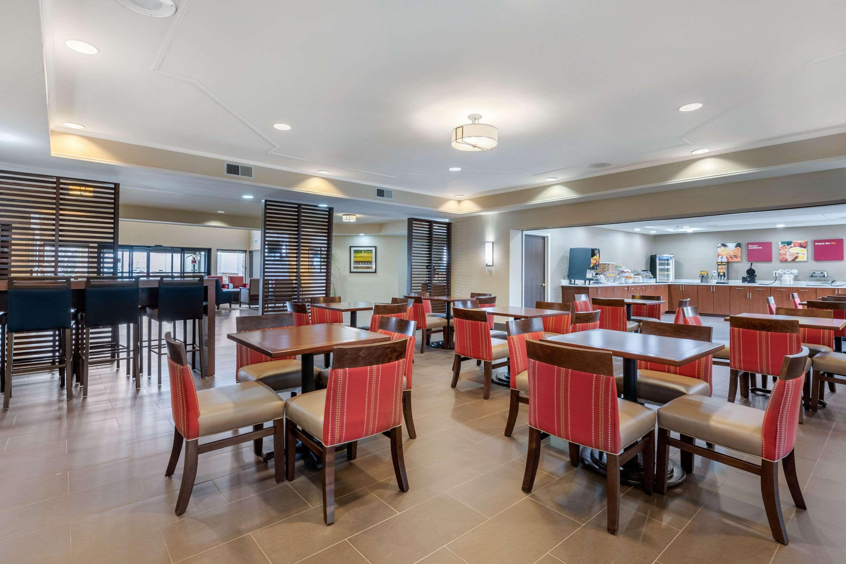 Comfort Suites Lafayette University Area Екстериор снимка