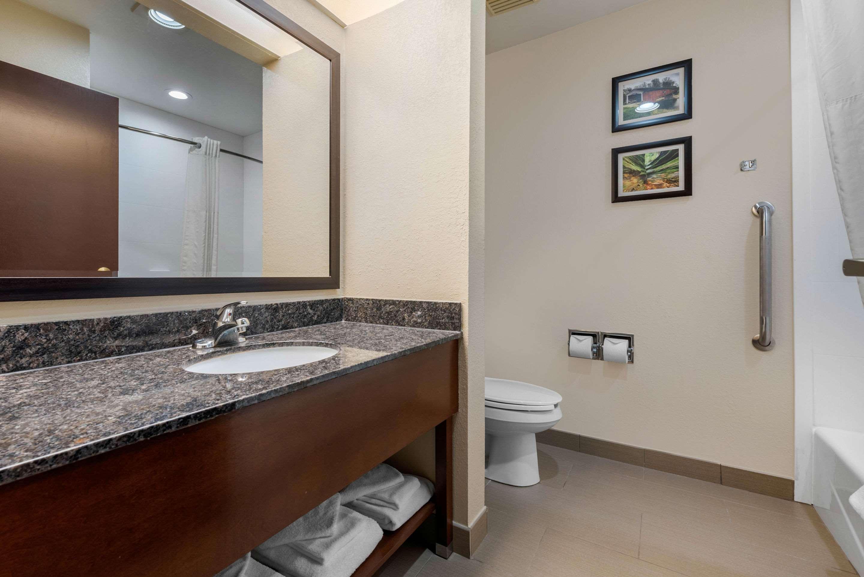 Comfort Suites Lafayette University Area Екстериор снимка