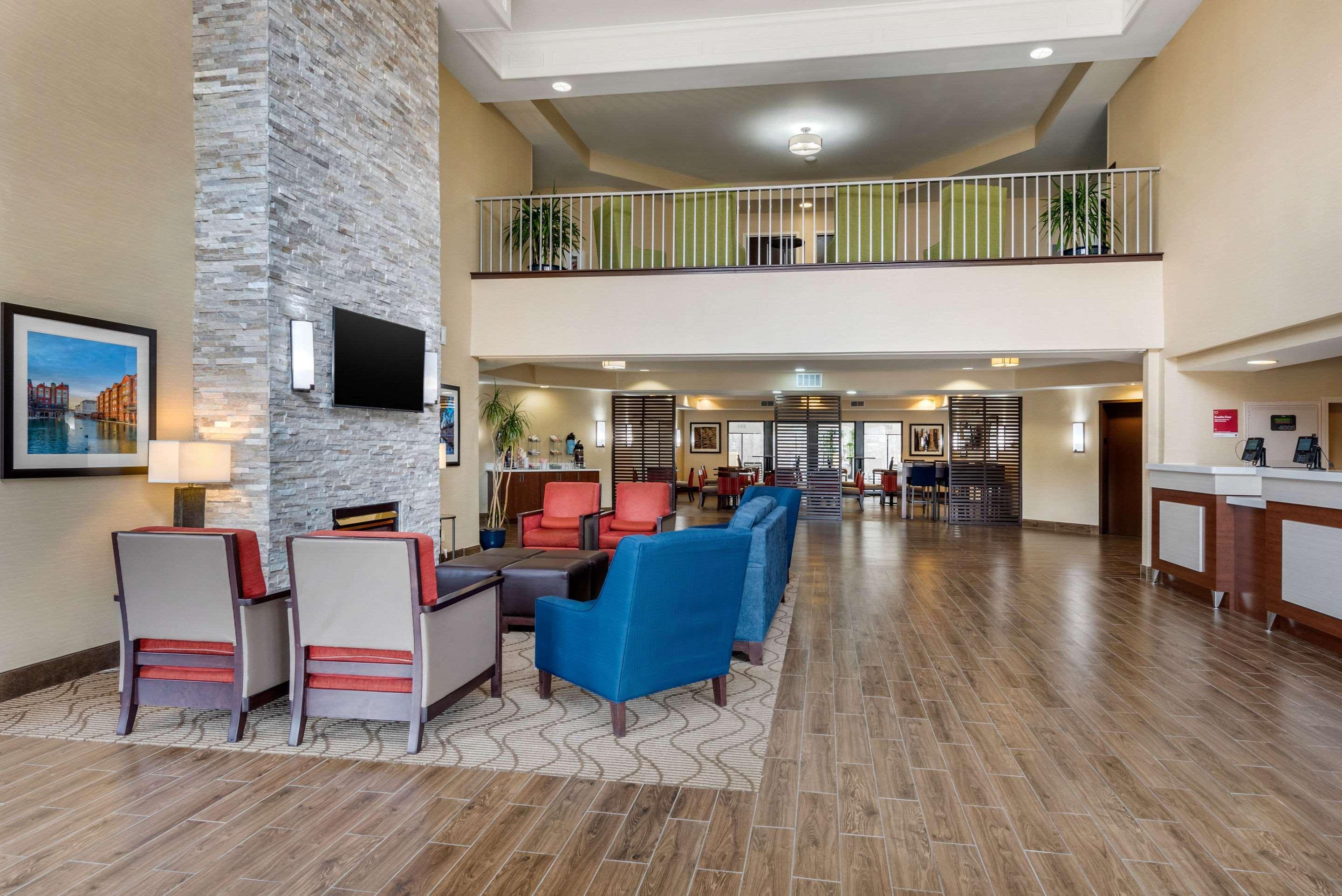 Comfort Suites Lafayette University Area Екстериор снимка