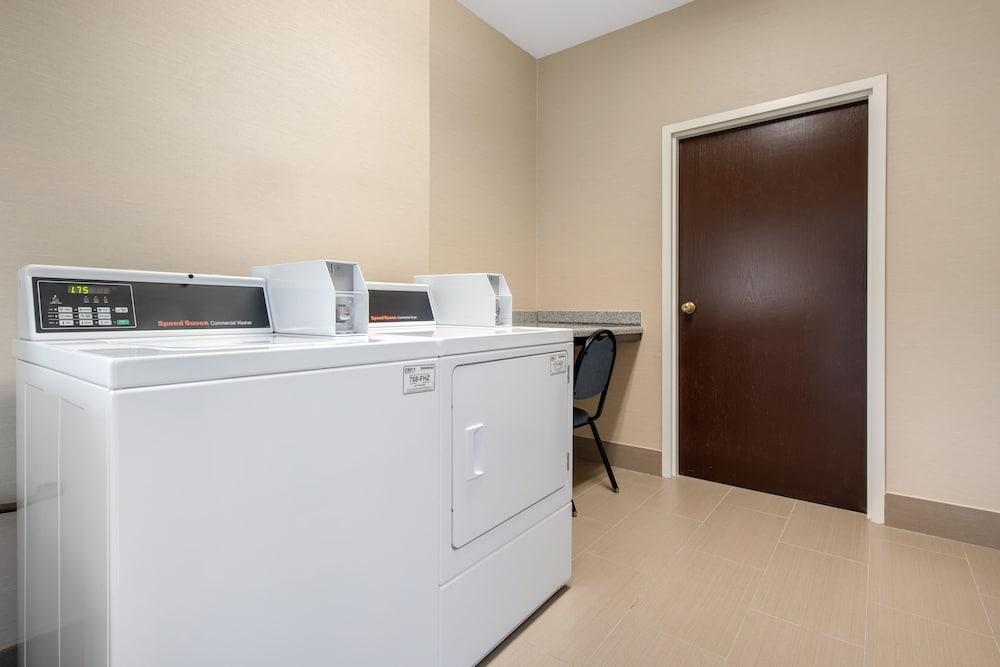 Comfort Suites Lafayette University Area Екстериор снимка